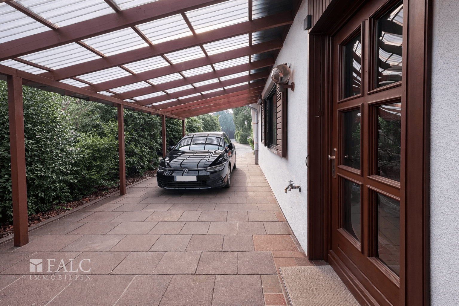 Carport mit direktem Zugang zum Haus.